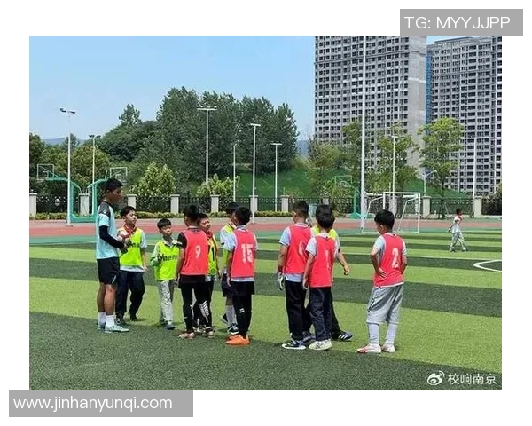 足球明星在战争服装中的英姿展现与风采对比分析