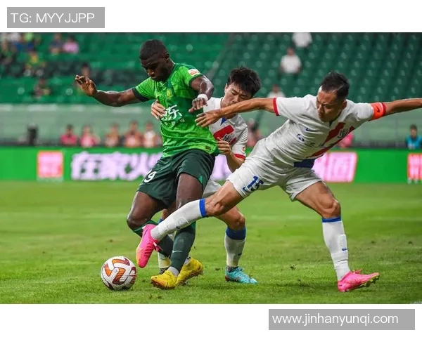 上海绿地申花与国安激战正酣谁将赢得这场足球巅峰对决 上海绿地申花与国安激战正酣谁将赢得这场足球巅峰对决